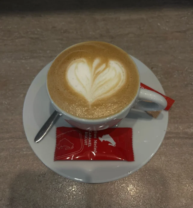 Naše srdíčkové cappucino vám zajistí úsměv na tváři🫶🏻😊